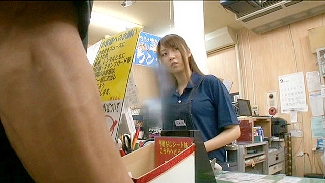 接客中に顔を紅潮させながら感じまくるバイト娘5 中出しSP ～ハンバーガー屋、レンタルビデオ店、和食小料理店、ビール売り子～