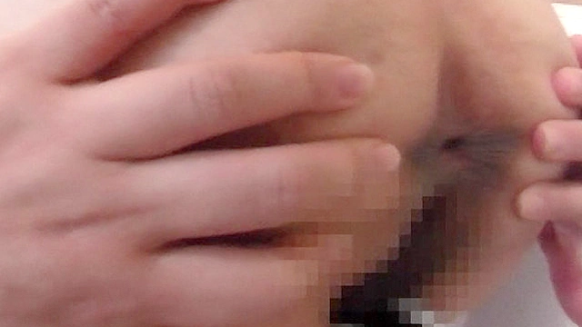 熟れた人妻たちに「奥さん、ちょっと貴方のアナル見せてください！」とナンパしちゃった僕。恥ずかしながらもお尻を開いてアナルを見せてもらい、ヌレていやらしいアナルに興奮して勃起！