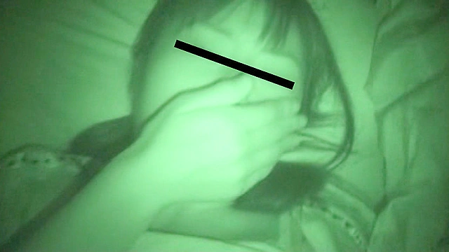 寝ている妹に悪戯する兄の○撮映像