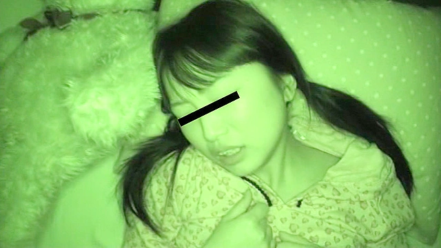 寝ている妹に悪戯する兄の○撮映像