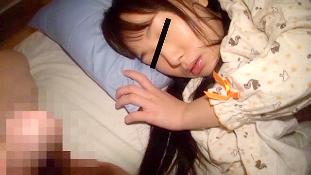 寝ている妹に悪戯する兄の○撮映像