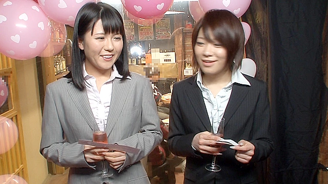 羞恥！彼氏連れ素人娘をマシンバイブでこっそり攻めまくれ！7 素人VSマシンバイブ 激安居酒屋にマジックミラー特設スタジオを設置 春の新人★足コキパンチラ編！