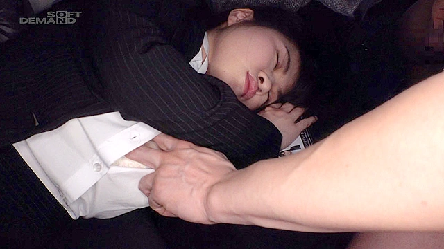 社内で熟睡している無防備パンチラSOD女子社員が目覚める前に朝方こっそりズボっとち●ぽ挿入！