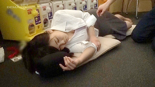 社内で熟睡している無防備パンチラSOD女子社員が目覚める前に朝方こっそりズボっとち●ぽ挿入！
