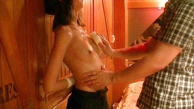華奢な美少女 後ろ手拘束で乳首いじめ