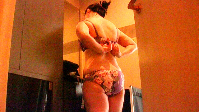 寝取られ叔母さん隠し撮り投稿 愛する妻が甥っ子の若い勃起ペ●スを咥えてヤラれてしまう！？6家族2枚組