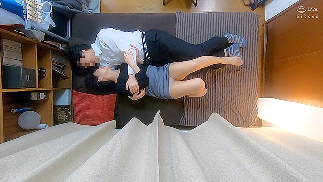 本気になる人妻。終電を逃した酔っ払った部下を自宅に泊めてあげたら…添い寝だけのハズがまさかのSEX突入の気配！？最後は人妻なのに、本気の中出しまで！？