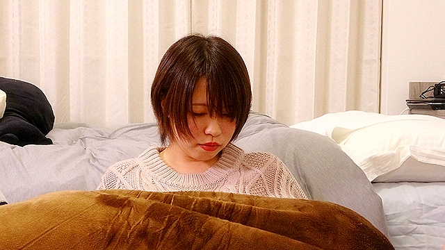 コタツの中で内緒で悪戯「ちょっと！？彼氏に気づかれちゃうよぉ！」カレの友人に寝取られ本気で生SEX！3