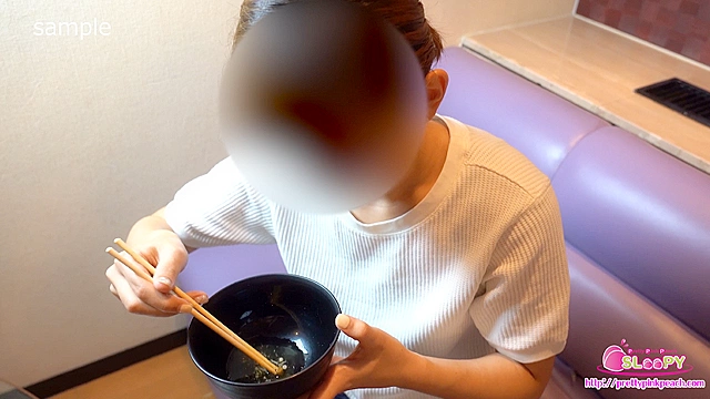 メガネの美女が飲尿食ザー初体験！ 尿＆精子そば完食するまでノーカット！