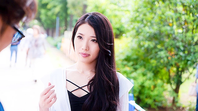 人妻の本音 浮気しようなんて全く思ってなかったんです。でも、街で声をかけられて、思わずついて行ってしまったんです。24名8時間