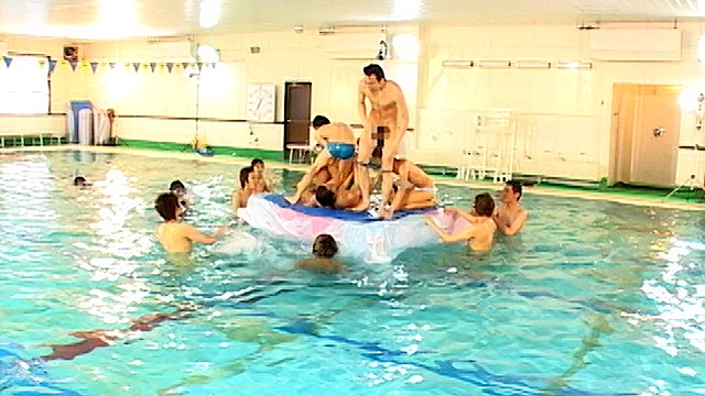 男だらけの水泳大会！最終競技14名参加の大射精大会！絡みあり！