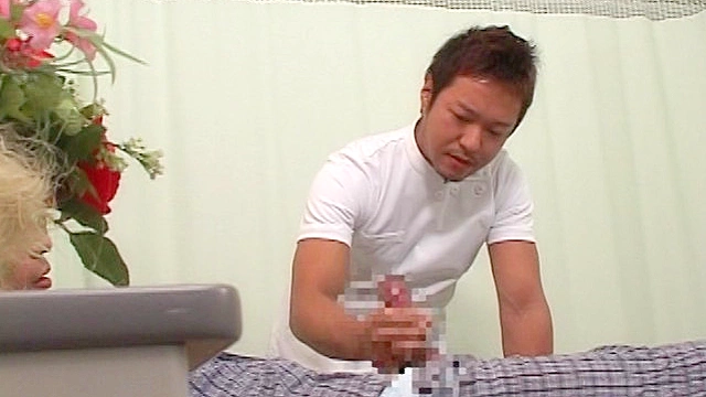 ギン起ちチンポをわざと見せたら イケメンドクター編