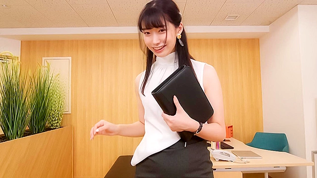 「社長の業務管理のために徹底マネジメントいたします」 進化する秘書の何をされても常に平然ツン顔 天然秘書琴音（23歳）