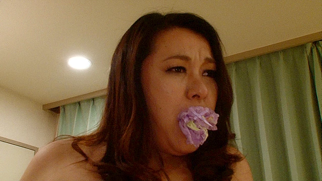 Kカップ熟女 叶紀美子 親戚の家でオナってたら、めっちゃ爆乳の従姉の奥さんが手伝ってくれた！