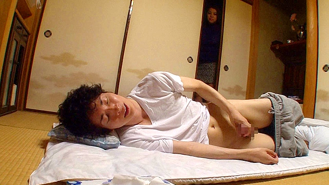 Kカップ熟女 叶紀美子 親戚の家でオナってたら、めっちゃ爆乳の従姉の奥さんが手伝ってくれた！