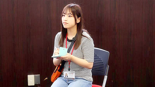 演出部 新卒2年目 吉岡美琴（22）将来は女性監督として活躍したい若手AD…だったら作品や女優さんの気持ちを知ることが第一歩！ハメ撮り監督ならぬ“ハメられ撮り監督”になるべく初めてのAV出演してみたら潮吹き＆激イキ体質でした！