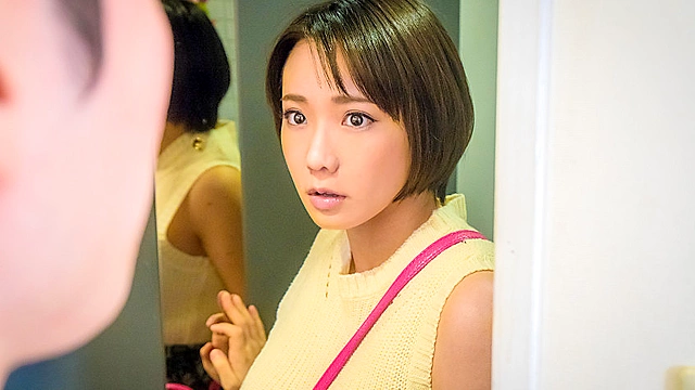 デリ呼んだら超気まずい知人が来た！普段ならありえないけど「お金もらって何もしないのは…」と彼女の気づかいに危険な生挿入！？