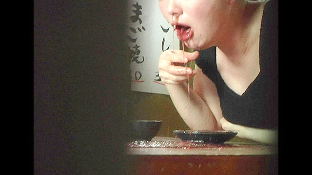 居酒屋でゲロを吐く女 ○撮風