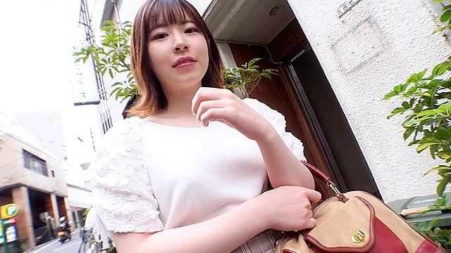 対戦相手は巨根AV男優！？罰ゲームは即ハメ生中出し！かわいすぎるシロウト女子大生が必死にイキ耐える 凄いテク我慢ゲームにチャレンジ！ えなちゃん