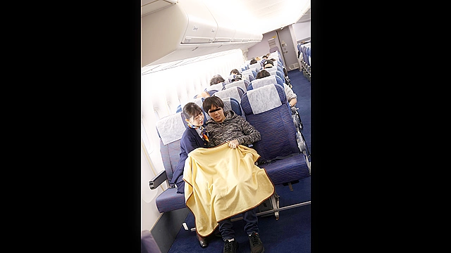 内緒でエグい接客してくれた美人CAをホテルに誘って生ハメしたら何度も求めるヤリマンだった