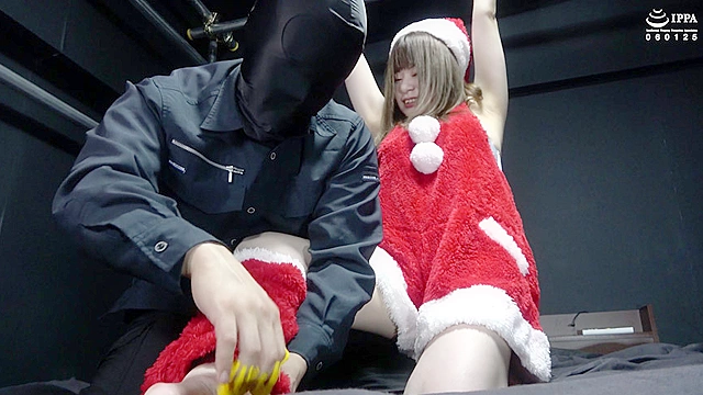 『吊り手枷でサンタを拘束！ バイブでの刺激にはとても弱い捕らえられたサンタへのくすぐり責め！』