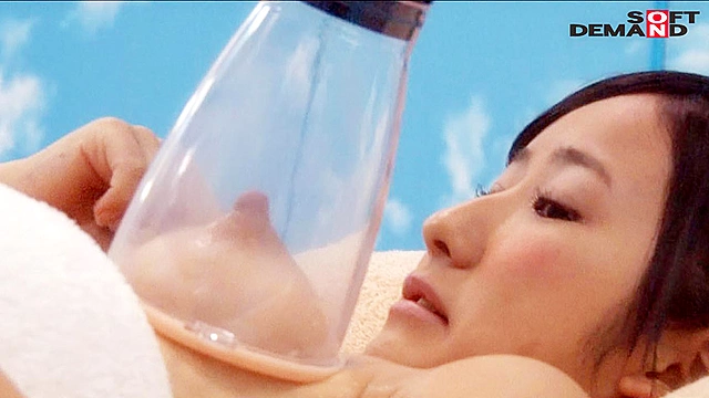 マジックミラー号に水着美少女が初乗車日焼けで火照った美尻を性感マッサージ 敏感になった日焼けビキニ娘は4回イって失禁… 流されて戸惑いながらも初中出し！ ともみちゃん（18）女子大生