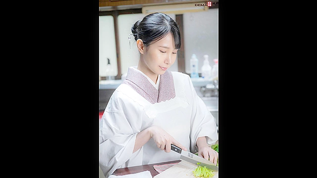 旦那の夕食と従業員のまかないとオナニーのおかずを考えて1日が終わってしまう、新婚さん 椿こはる 26歳 AV DEBUT