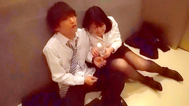 緊急停止エレベーターに 閉じ込められた二人 優梨まいな