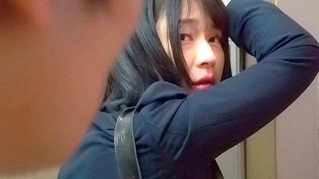 緊急停止エレベーターに 閉じ込められた二人 優梨まいな