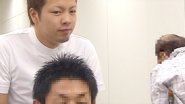 ギン起ちチンポをわざと見せたら イケメンドクター編