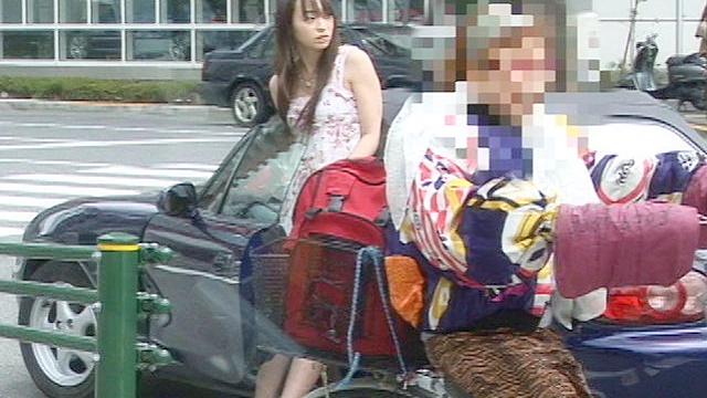 車の外にAVギャルを立たせて後ろからイタズラするのが最高