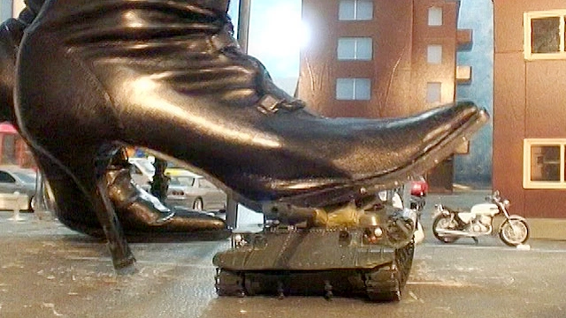 THE GIANTESS4