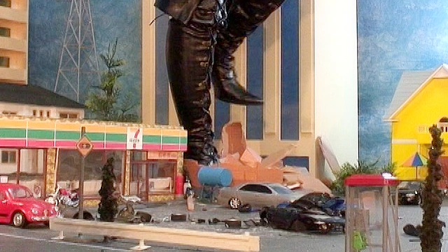 THE GIANTESS4
