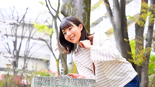 麗女の【イカされたい】妄想 子宮の一番奥を執拗に連続追撃して、ビクンビクン大絶頂！ 現役カフェ店員 岡田ひなの 27歳