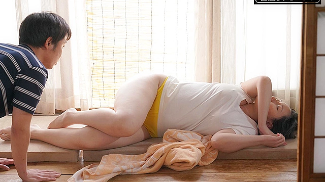 縁側で眠る姉の無意識なマンチラに我慢できず… ひと夏中ショートパンツの隙間から僕の童貞チ○ポをこっそり入れ続けていたら入れただけでイく僕専用マ○コになりました 田中ねね