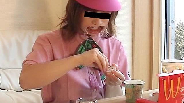 開口で食事03