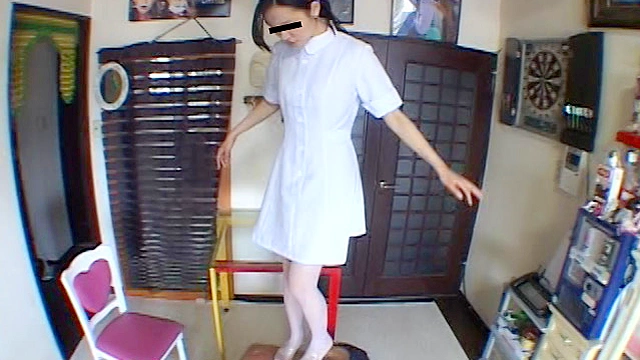 美脚ナース様の専属床にされ容赦なく踏まれるセクハラ患者