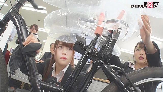 SOD女子社員 噴射式2穴交互挿入アクメ自転車がイクッ！ 新車発表会の実験台となりイキまくった、2名の女子社員