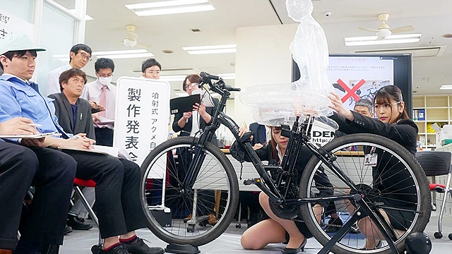 SOD女子社員 噴射式2穴交互挿入アクメ自転車がイクッ！ 新車発表会の実験台となりイキまくった、2名の女子社員