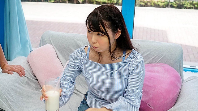 マジックミラー号 ミニスカートが似合う現役女子大生に「牛乳を口に含んだ状態で10分間くすぐりにガマンできたら100万円！」と声をかけ凄テクAV男優の妙技でHにいじくりたおしました！