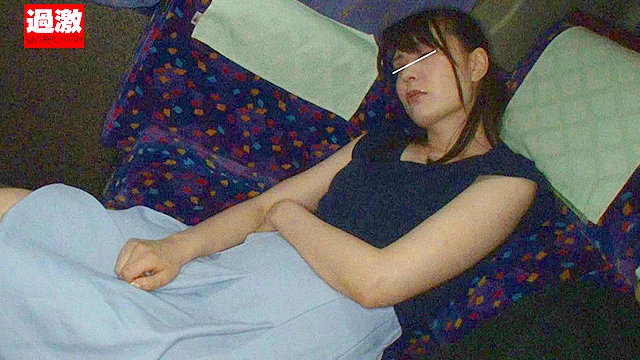 夜行バスで声も出せずイカされた隙に生ハメされた女はスローピストンの痺れる快感に理性を失い中出しも拒めない10