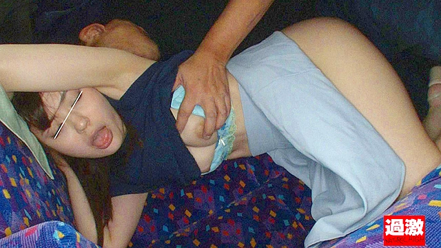 夜行バスで声も出せずイカされた隙に生ハメされた女はスローピストンの痺れる快感に理性を失い中出しも拒めない10