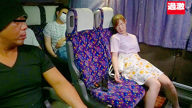 夜行バスで声も出せずイカされた隙に生ハメされた女はスローピストンの痺れる快感に理性を失い中出しも拒めない10