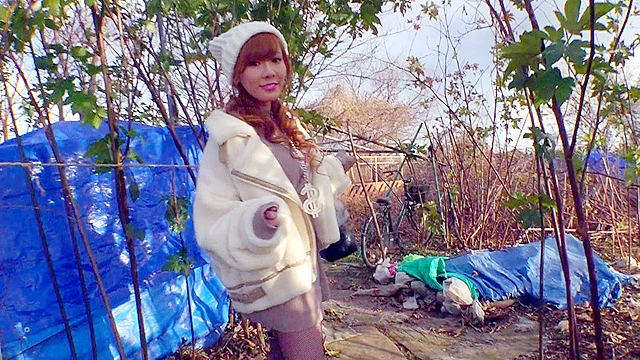 ホームレスに炊き出し！ナマ大乱交でハメまくり中出しまくり！酒淫乱天使・皇ゆずが総挿入23回！中出し19回！舌射5回！