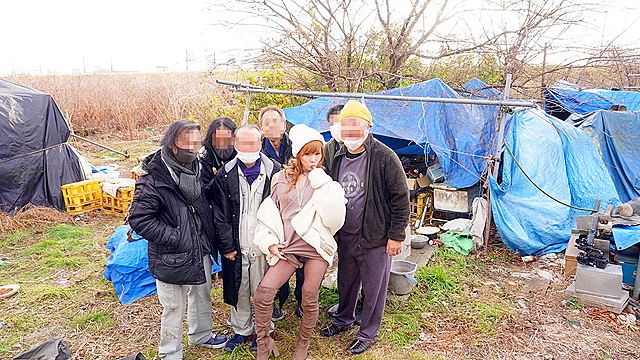 ホームレスに炊き出し！ナマ大乱交でハメまくり中出しまくり！酒淫乱天使・皇ゆずが総挿入23回！中出し19回！舌射5回！