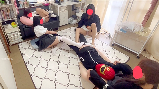 彼女の目の前で彼女の友達3人にNTR電気アンマで逝かされる
