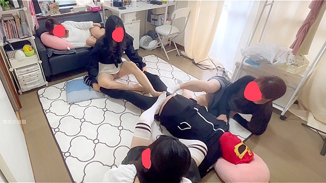 彼女の目の前で彼女の友達3人にNTR電気アンマで逝かされる