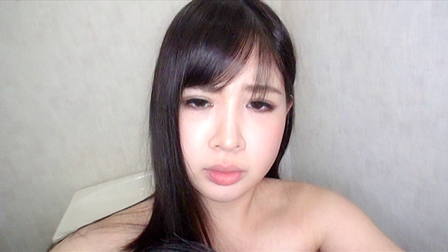 家族がいる家の中でも兄に従順な妹／れい