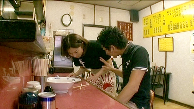 接客中に顔を紅潮させながら感じまくるパート妻2～スーパーレジ、ラーメン屋、お好み焼き屋、クリーニング屋～