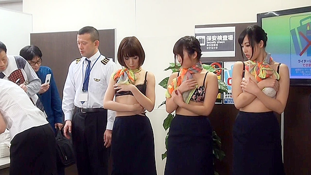 空港の出国審査ゲートでドッキリ羞恥身体検査